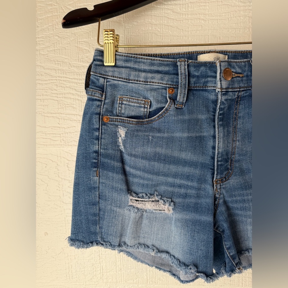 Universal Thread High Rise Mid Distressed Shorts Size 2/26 - Picture 2 of 7